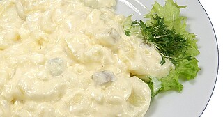 Kartoffelsalat mit Ei und Gurke 