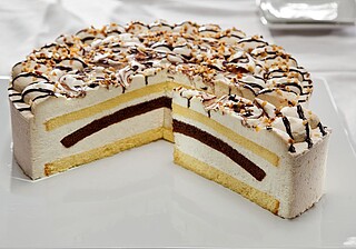 NUSS-​SAHNETORTE