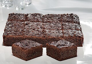 SCHOKO-​BLECHKUCHEN 